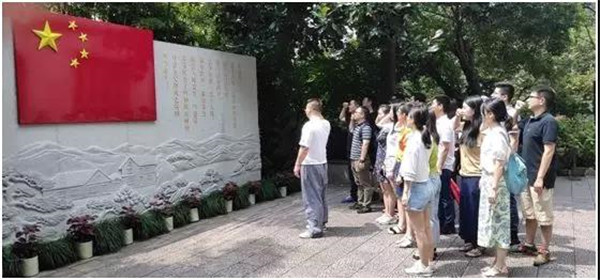 公司经营管理部党支部与益光国际党支部联合支部共同开展“不忘初心、牢记使命”主题教育活动