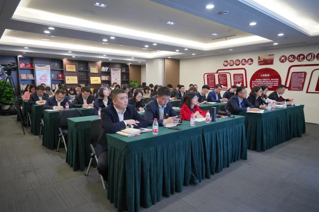 学习十九届五中全会精神：书记讲党课 党员谈感想