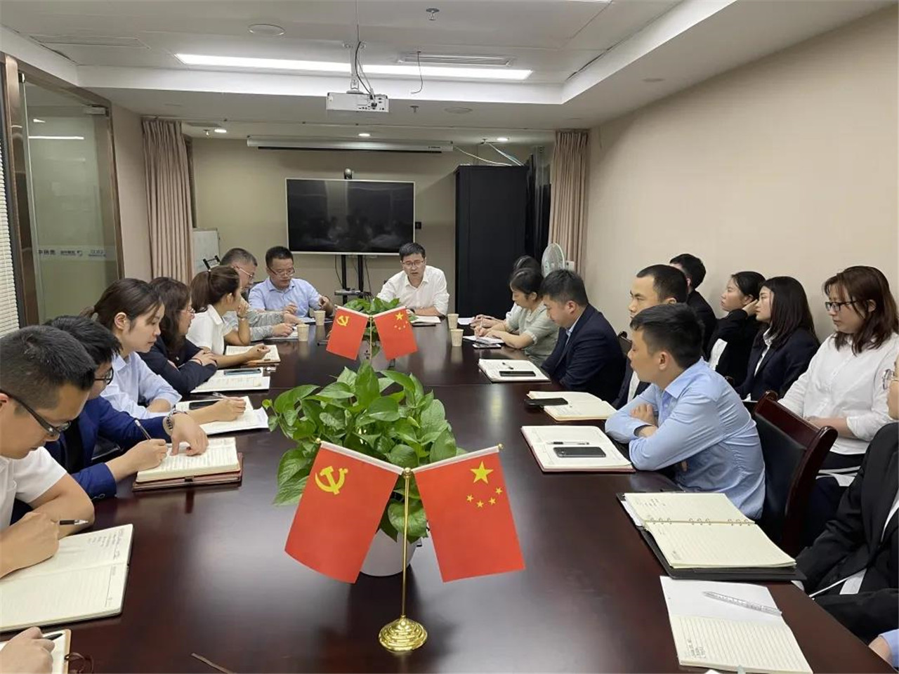 公司党委副书记、副董事长丁建国一行赴贵州菠菜导航担保网-信誉菠菜导航网-菠菜导航网调研指导工作